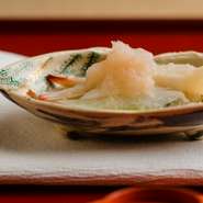 酒煎りした愛知県産のミル貝と、大阪の伝統野菜のひとつである三島独活に、行者ニンニクとおろしをあわせた一品。春の香りを運ぶ２つの食材の上品な味わいが楽しめます。