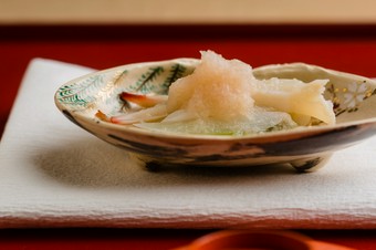 ミル貝と三島独活の香りと味わいが春を運ぶ『先付け』