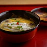 季節感や食材、料理人の技など、それらが物語となったつくられる煮物椀はまさに日本料理の花形です。この日は島根産の白魚に胡麻豆腐、十六島海苔、日本のトリュフともいわれる松露をかきたま仕立てにしました。