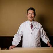 食べて美味しいは当たり前。それ以上にお客様を喜ばせるには器などのお道具が大切になります。本物を知ってもらうためのおもてなしは、本物の日本料理を知ってもらうことにもつながっています。