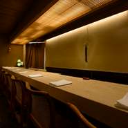 穴見氏の劇場と化すカウンター。「世界に向けた料理ではなく、日本人のための日本料理を」と穴見氏がお客様一人ひとりと向き合います。ゆっくりと最高峰の日本料理を味わえる空間です。