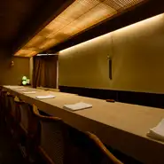 穴見氏の劇場と化すカウンター。「世界に向けた料理ではなく、日本人のための日本料理を」と穴見氏がお客様一人ひとりと向き合います。ゆっくりと最高峰の日本料理を味わえる空間です。
