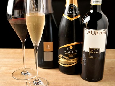 新たな銘柄が続々入荷。グラスとボトルが選べる充実のワイン