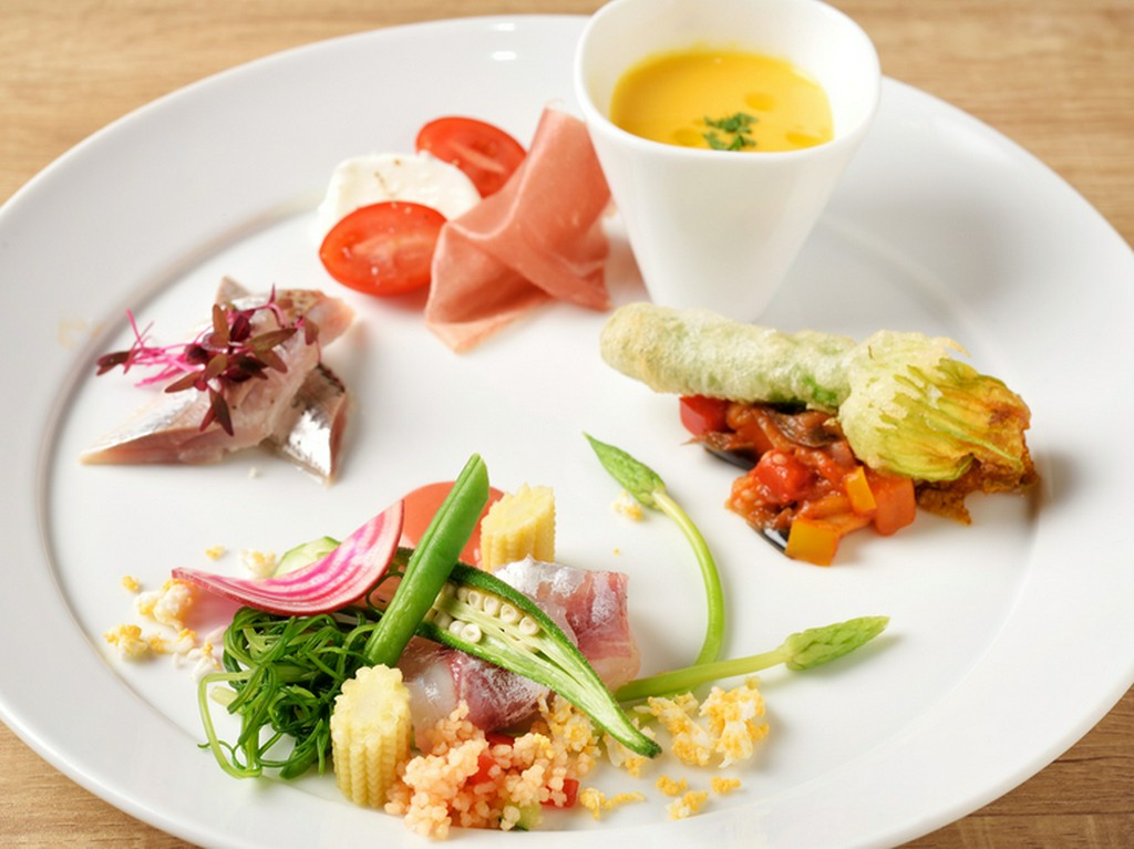 どの前菜をチョイスするか、シェフとの会話が楽しめる『前菜の盛り合わせ』