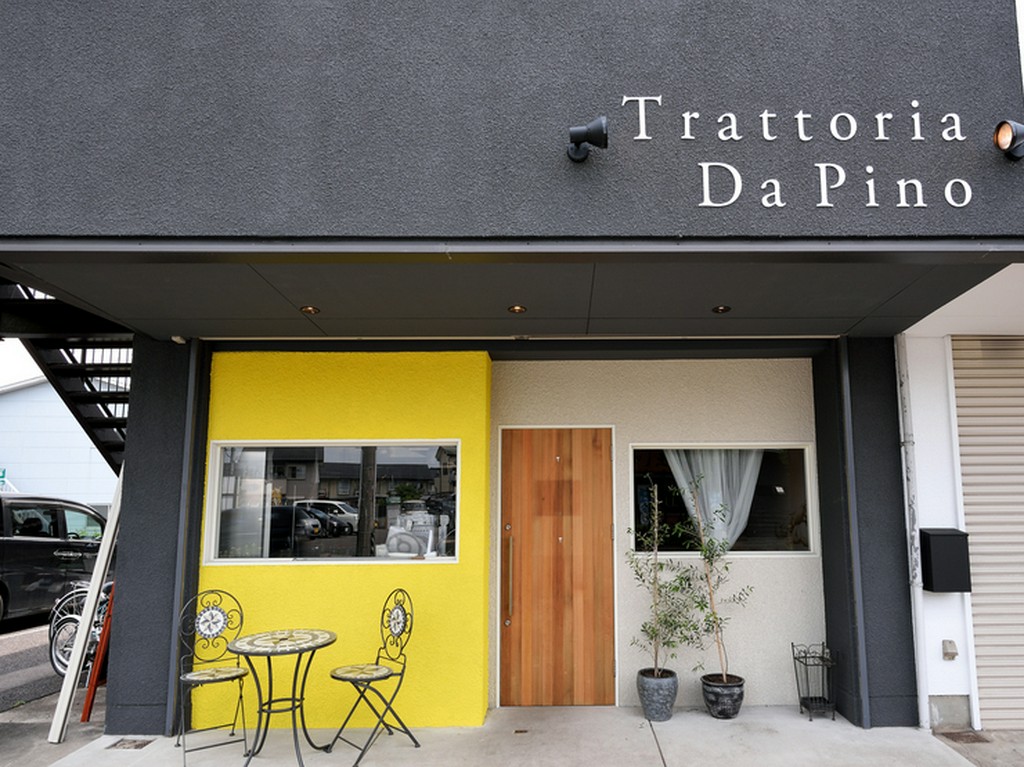 黒と黄色のコントラストが目を引くおしゃれなエントランス