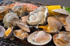 圧倒的、満足感の海鮮バーベキュー食べ放題。真牡蠣もサザエもはまぐりも一切制限無し。