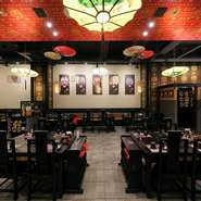 店内は中国の伝統的な文化を感じられるよう、四川の職人がつくった傘や照明など文化遺産を使用。本場の味と雰囲気でまるで中国に来ているかのような非日常を体感できます。
