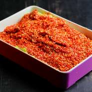 スライスした牛肉に10種類の調味料を入れた四川伝統ラー油で味付け。牛肉にしっかりと味が付き、肉質が柔らかくなるそうです。レアではなく、じっくり煮込んだ方が美味しくいただけます。