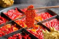 本場四川の味! 辛さは3種類から選択可能『九宮格火鍋』