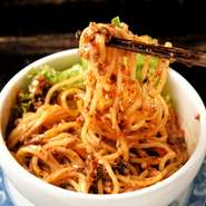 四川省出身のオーナーが担担麺の店を食べ歩いてたどり着いたという本格的な汁なし担担麺。濃厚な味ながら辛さはマイルドで、子供でも食べられます。辛さを増したい場合は、ラー油を足して。