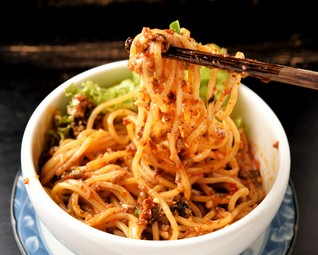 ピーナッツと自家製のごまだれを使った香ばしい味『汁なし担担麺』