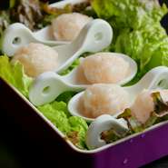 ぷりぷりのエビを良く練って団子にしたエビ団子は火鍋との相性抜群です。是非一度ご賞味ください。