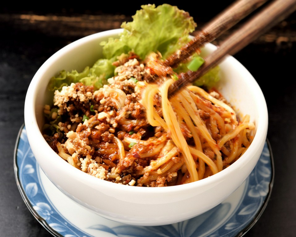 人気の汁なし担担麺