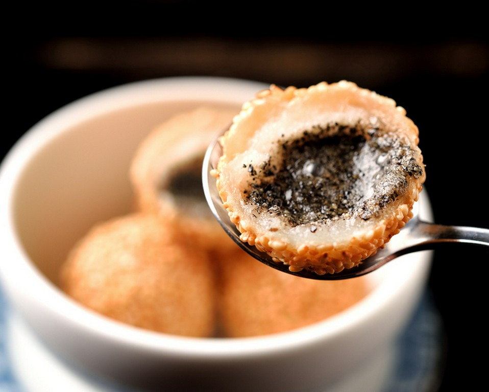 大人気黒ごま団子