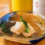 豆富は料理長自らつくるため、通常の豆富よりもかなり柔らかく仕上げます。その豆富を使用して揚げ出しにすることで、適度に水分も抜け食感が生まれ大豆の風味も豊かに感じられます。