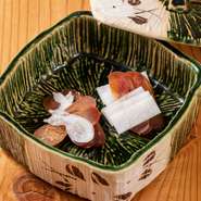 しっかりと重さがある「ボラの卵」が手に入る時期にだけ仕込みます。そのため、一年のうち一定の時期にしか仕込むことが出来ません。旬の季節に、1ヶ月以上かけて完成させます。
