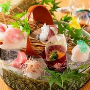 特にマグロは、天然本マグロしか使用しないというこだわりよう。鮮度を大切にする魚、熟成した方がより美味しくなる魚などを使い分け、ひと手間ふた手間かけた盛り合わせをつくります。