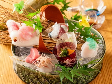 毎日市場に出向き、料理長自ら買い付ける『おまかせお造り盛り合わせ』