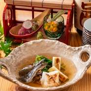 素材にこだわる大将は、「すっぽん」も長良川産の天然もののみを使います。澄んだスープを一口含めば、すっぽんのエキスが体の隅々まで行き渡るような美味しさ。新鮮なため「刺身」としても食べられます。