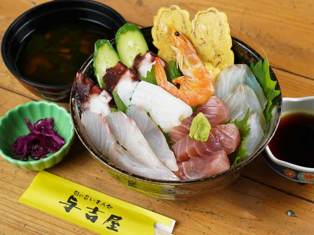 新鮮魚介をふんだんに使用した『特選！　海鮮丼』