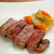 肉は奈良県産の「大和牛」をメインに、様々なものを仕入れ。新鮮な状態の肉を熟成窯で約2か月間寝かせています。柔らかさと旨みが増した「熟成肉」は、噛みしめた瞬間に、芳しい香りが鼻孔をくすぐります。