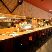 カウンターに腰かけて、イタリア料理と美酒を堪能する