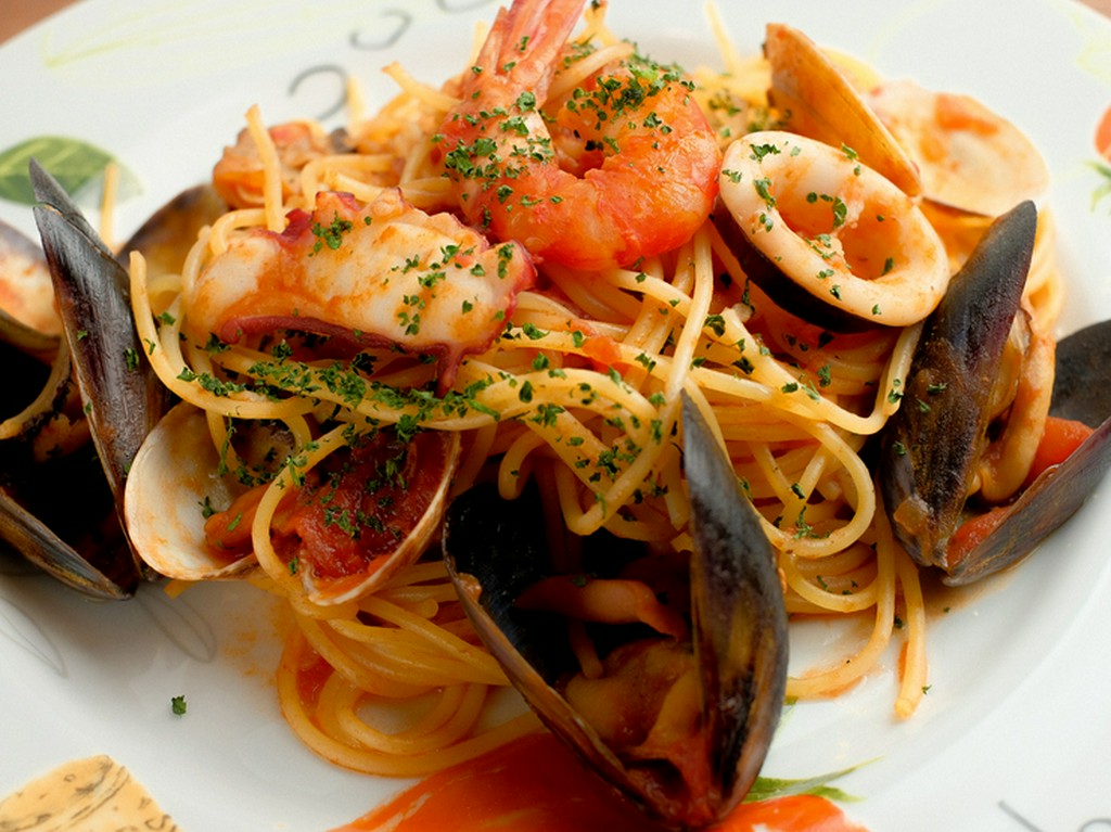 スパゲッティ　ペスカトーレ（魚介のトマトソース）