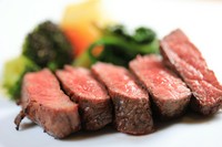 ■前菜5種盛り合わせor気まぐれサラダ■本日のスープとパン■選べるメニュー(数種のパスタ・ピッツァ・リゾットより1品）■熟成炭火ステーキ60ｇ(お好きな部位、ブランド牛選択)■選べるドルチェ■アフタードリンク