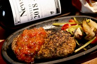 今話題の熟成肉を使ったハンバーグ　濃厚な肉の香り、旨味がぎっしり詰まっています。<+220円でチーズトッピング＞