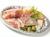 生ハム・サラミ・チーズ・パテドカンパーニュなどの盛り合わせです。ワインのおつまみに是非！
※写真は2人前