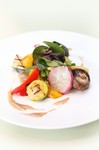 目に鮮やかな色彩が食欲をそそる『温野菜のバーニャカウダー』