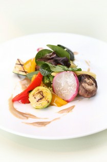 味わいや食感の違いを楽しめる『温野菜のバーニャカウダー』