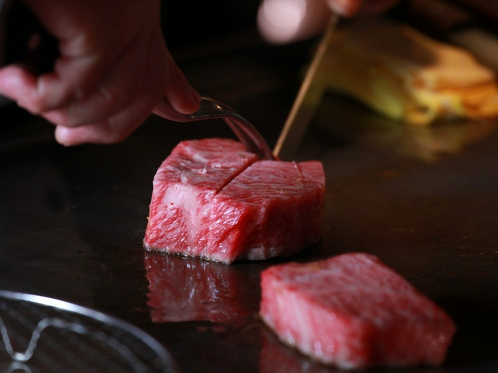 ひと口で食べられるカットサイズにもこだわった『近江牛ロース』