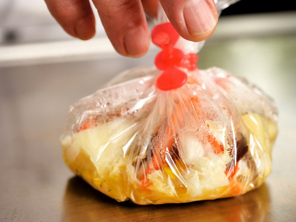 調理完成までのプロセスも堪能できる『季節野菜のカルタファタ』