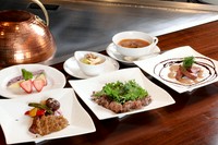 上質な赤みのもも肉と霜降りのロースを一度に三種類楽しめる贅沢なランチ。アミューズ、サラダ、ごはん、デザート、食後のお飲物。（アップグレード ガーリックライスに変更＋800円）