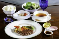 季節のミニサラダ・焼き野菜盛り合わせ・近江牛ステーキ80ｇ　オリジナルにんにく和風醤油 雪塩と黒胡椒 山葵・近江米秋の詩・本日のスープ・氷菓子（アップグレード・ロースに変更＋2000円・フィレに変更＋3500円）
