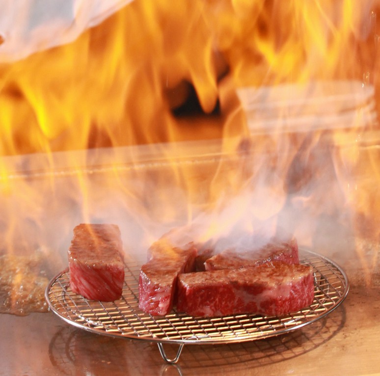 塩・胡椒は一切せず、肉本来の旨味を味わえる『近江牛　ロース』