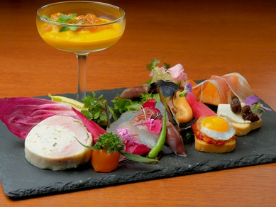 旬食材をたっぷり使った、季節感あふれるコース料理が評判！