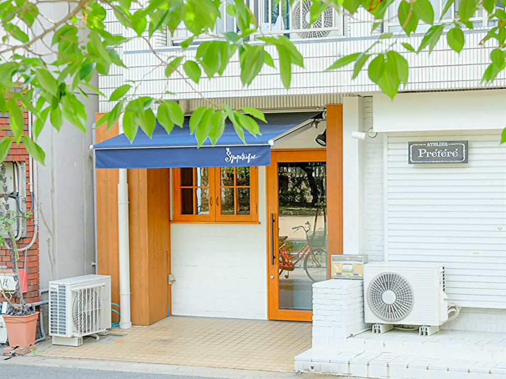 緑の森に溶け込むような空気感。カウンター6席の小粋なフレンチ