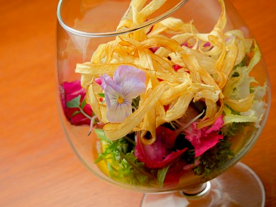 落ち着いた空間で、料理ができあがるライヴ感を満喫できる