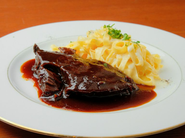国産牛ホホ肉の赤ワイン煮　ヌイユを添えて