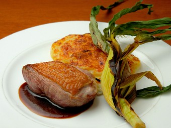 地物食材で紡ぐ逸品『河内鴨のロティ　ポンム　ドフィノワーズ』