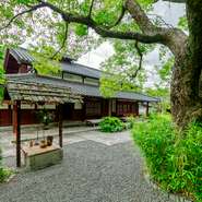 【うぶすなの郷】を訪れる楽しみはアプローチから始まります。京都南禅寺を手掛けた「植彌加藤造園」作の庭園で自然を愛でながら径をたどり、大正時代からの純和風建築を眺め、清々しい歩みを進めます。