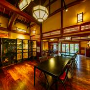 【うぶすなの郷TOMIMOTO】は重要無形文化財｢色絵磁器｣の保持者で人間国宝第1号に選出された奈良の巨匠・富本憲吉の生家。歴史を肌で感じながら食事を楽しめる贅沢な空間です。