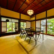 宿泊施設としても利用される「日新の間」は、食事で来店する方のためには4名定員の個室として提供されます。富本憲吉直筆の「エビヅル図」や日本庭園を眺めながらの食事は格別です。