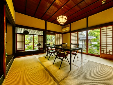 雅な庭園を望む座敷は、4名定員の個室