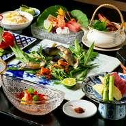 地元・生駒郡安堵町産、あるいは大和郡山の中央市場で間料理長自ら買い入れる郷里の旬野菜、奈良のブランド「まほろば赤牛」、旬魚などが季節の『夜会席』コースを彩ります。