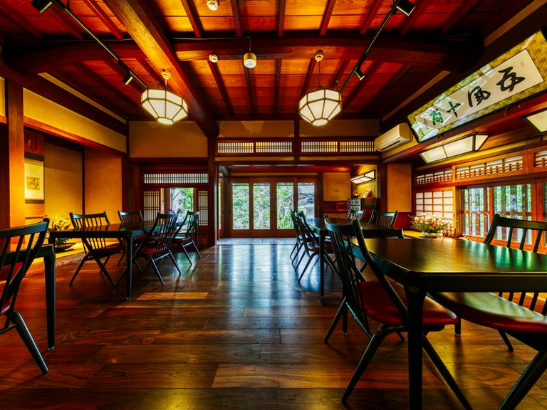 法隆寺・大野玄妙管長がしたためた書「五風十雨」を掲げた部屋