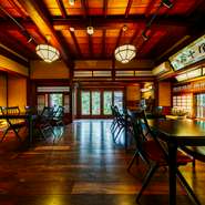 メインダイニングには法隆寺管長である大野玄妙氏が、【うぶすなの郷】改修の機に寄贈した「五風十雨」の書が掲げられています。ここには、静かに古に想いを馳せる、特別な時間が流れています。