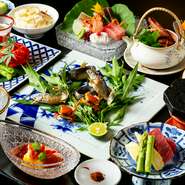 先付 / 椀物 / 造り / 煮物 / 焼八寸 / 進肴 / 食事 / 甘味
※写真はイメージです。
※仕入れによってメニューが変更となる場合がございます。詳細はお問い合わせください。